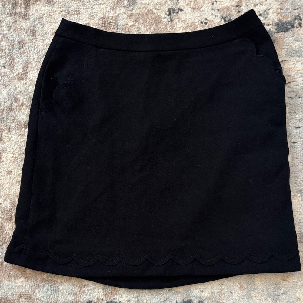 Banana Republic Black Pencil Skirt with Scalloped Hem & pockets design size 0